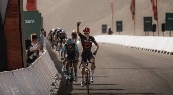 El suizo Yannis Voisard (Tudor Pro) se adjudicó la tercera etapa en fuerte esprín ante colombiano Sergio Higuita (XDS Astana) y el portugués Afonso Eulalio (Bahrain-Victorious). 