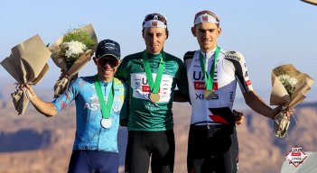 El ciclista antioqueño Sergio Higuita (izq.), ha tenido un buen inicio de temporada en el World Tour haciendo una buena carrera en la que estuvo cerca del título.