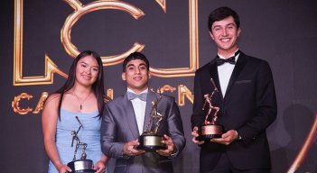 El gimnasta cucuteño Camilo Vera (al centro) fue destacado por el Comité Olímpico Colombiano, por sus actuaciones en el 2025.