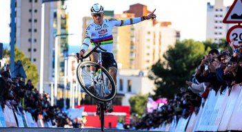 El pedalista de Países Bajos Mathieu Van der Poel dictó cátedra en la prueba de su especialidad y se acercó a su octavo título de Copa Mundo.