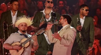 Video | Bad Bunny homenajeó a Yeison Jiménez a ritmo de Aventurero en su segunda noche en Medellín