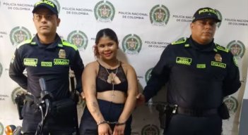 Capturan a mujer con dos armas ilegales en Atlántico y sonríe en la foto policial