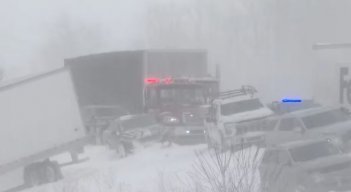 Por tormenta de nieve, más de 100 vehículos chocan en cadena en Estados Unidos