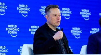 Elon Musk advierte en Davos: “la IA podría superar a la humanidad en cinco años”