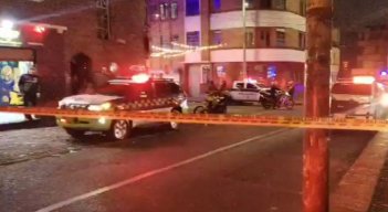 Una explosión sacudió el barrio Santa Fe, en el centro de Bogotá, luego de que sujetos en motocicleta lanzaran una granada cerca de un establecimiento comercial, dejando varias personas lesionadas y activando un fuerte operativo policial.