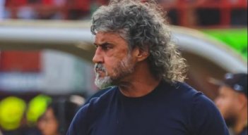 Leonel Álvarez: “No faltan tres hinchas que te gritan, te escupen, te tiran orines”