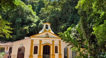 A refacción el camino peatonal hacia el santuario Agua de la Virgen.