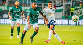 Víctor Mejía, volante. 