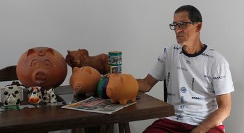 Juan Enrique Ruiz es pensionado y en familia cultivó el hábito del ahorro con alcancías./ Foto Stefany Peñaloza-La Opinión
