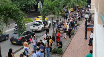 Los andenes de la avenida 0 sirvieron de sala de espera a los ciudadanos que acudieron al puesto del Gran Boulevar./Foto Stefany Peñaloza