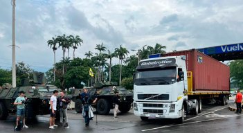Los camiones con mercancías cruzaron el puente internacional Simón Bolívar, ayer. Hay normalidad en la frontera. / Foto Carlos Ramírez-La Opinión