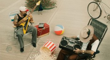 Mike Bahía y Nanpa Básico le cantan al amor real en ‘Me Gustas’.