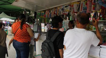 Compra de útiles escolares. / Foto Stefany Peñaloza-La Opinión