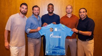 Jhon Jader Durán fue presentado por los directivos del Zenit, en el que será su quinto equipo, con apenas 22 años de edad.