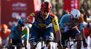 Jonatan Milan (Trek) sacó a relucir su potencia en el embalaje en la cuarta etapa del UAE Tour.