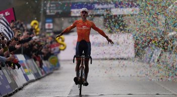 El pedalista neerlandés ganó de punta a punta la carrera, consolidándose como el mejor del planeta en la modalidad.