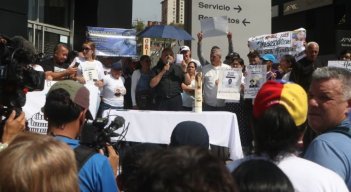 «No tenemos miedo», familiares de presos políticos, civiles y religiosos a las puertas del Helicoide