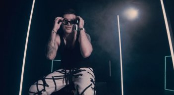 Dennis Fernando abre el 2026 con ‘Ángel’, una canción que une música y cine.