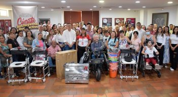 El alcalde Jorge Acevedo entregó dotación a 59 unidades./ Foto Cortesía