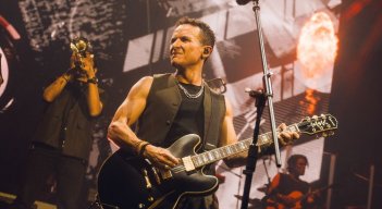 Fonseca presenta videoclip en vivo de ‘Por Toda La Vida’, grabado en cinco conciertos históricos.