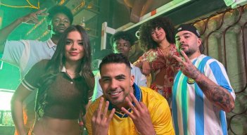 Juan Palau y Kiño convierten el desamor en fiesta con ‘Bombonera’.