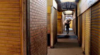 Locales de La Nueva Sexta. / Foto Carlos Ramírez-La Opinión