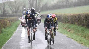 Daniel Felipe Martínez (adelante) hizo una gran etapa en la París-Niza al arribar segundo en la cuarta fracción.