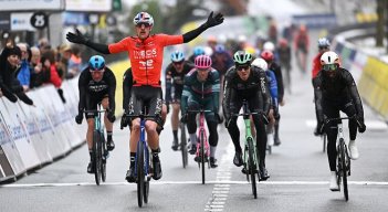 El francés Dorian Godon (Ineos) se alzó con el triunfo de la séptima y penúltima etapa de la París-Niza, en la que el gran damnificado fue el colombiano Harold Tejada triunfador del viernes.