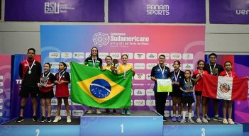 La tenimesista nortesantandereana Luciana Contreras (a la izq), consiguió su segunda medalla de bronce en Paraguay.