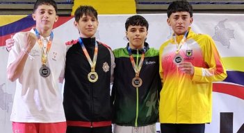 José Joel Gómez (segundo de izquierda a derecha), le ganó el oro en la categoría juvenil.
