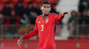 Este es el defensa central, colombo-español formado en las divisiones menores del Valencia FC  y actual jugador del Arsenal de Inglaterra.