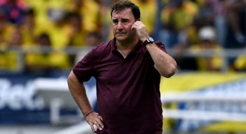 Néstor Lorenzo, técnico de la selección colombiana tiene una dura tarea de levantar futbolísticamente al equipo.