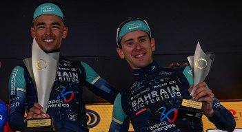 Santiago Buitrago (izq) obtuvo su primer gran triunfo de la temporada 2026. Su compañero Antonio Tiberi se ubicó tercero.