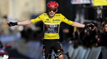 Jonas Vigengaard, consiguió su segunda victoria en línea en la carrera del sol.