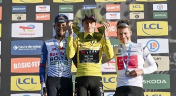 Así quedó el podio de la París-Niza, 2026 que fue ganada por el danés Jonas Vingegaard (centro), acompañado por Daniel Martínez (izquierda) y el alemán Georg Steinhauser.
