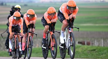 Ineos Grenadiers dio el golpe en la contrarreloj en la carrera parisina.