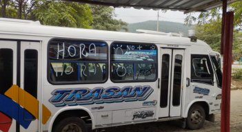 BUSETAS IRÁN A PARO 