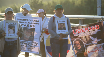 Protesta de familiares de colombianos presos. 