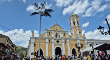 Miles de personas visitan lugares emblemáticos de la región.