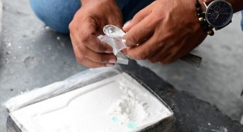  Seis presuntos integrantes de una red dedicada al envío de grandes cargamentos de cocaína hacia Estados Unidos fueron capturados y dispuestos ante las autoridades en espera de extradición.