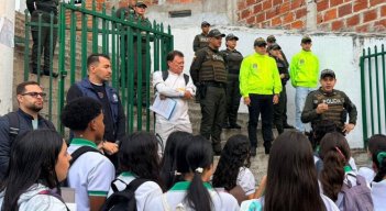 La policía nacional verifica la entrada y salida para garantizar entornos seguros.
