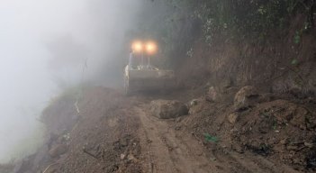 Maquinaria amarilla despeja las rocas y la tierra que mantenía bloqueado el paso en la vía Chinácota-Ragonvalia/Foto cortesía
