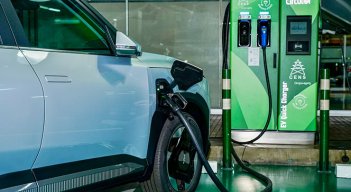 Estación de carga para vehículos eléctricos en el centro comercial Ventura Plaza./ Foto Cortesía