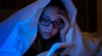 La generación que no duerme: cómo las pantallas están robando horas de descanso.