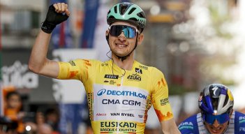 El corredor francés se reafirmó en el liderato de la carrera con una contundente victoria, quedando a 135 kilómetros del título.