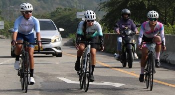 La pamplonesa Sara Ospino Niño (izquierda) Isabella de los Ángeles Ruiz (centro) y Loren Sofía Gómez nuevas promesas del ciclismo femenino rojinegro.