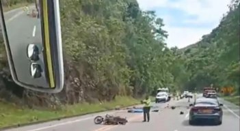 Motociclista y su acompañante murieron en vía Medellín–Manizales por caída de rocas