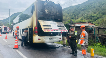 Bus quemado en la vía Pamplona