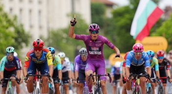 El francés Paul Magnier (Decathlon) le ganó el duelo al italiano Jonathan Milan (Lidl Trek) y al neerlandés Dylan Groenewegen (Unibet Rose Rockets).