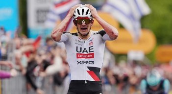Igor Arrieta (UAE-Emirates) consiguió una heroica victoria en una lluviosa etapa en el Giro de Italia.